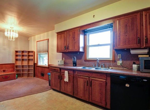 5th image of 1460 Sweet St NE