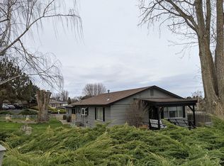 909 Appleway Rd, Grandview, WA 98930