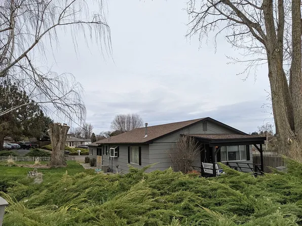 909 Appleway Rd, Grandview, WA 98930