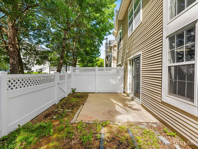 16 Lee Ct #405 — Photo 41