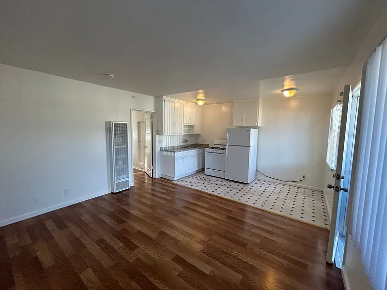 LA 798 - Carson Villa — Photo 2