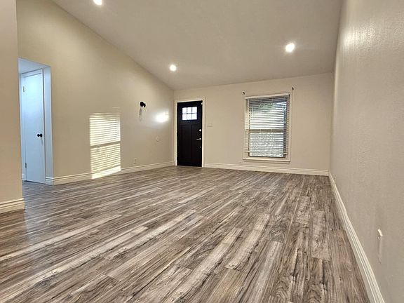 3rd image of 805 Greenbriar Dr
