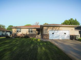 3205 Lakepark Ln, Hastings, NE 68901