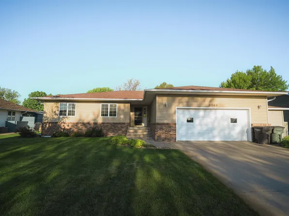 3205 Lakepark Ln, Hastings, NE 68901