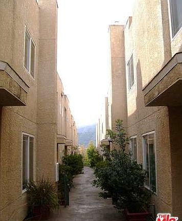 3rd image of 2468 Montrose Ave APT 2
