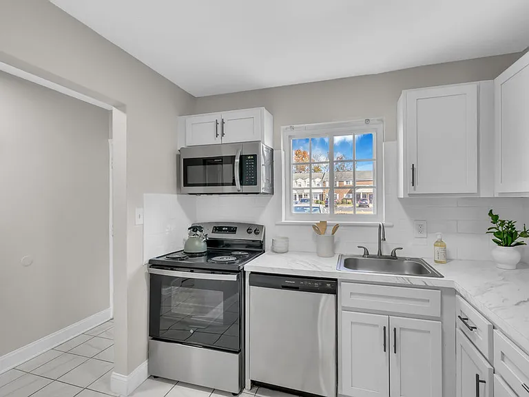 Chateau Apartments — Photo 72