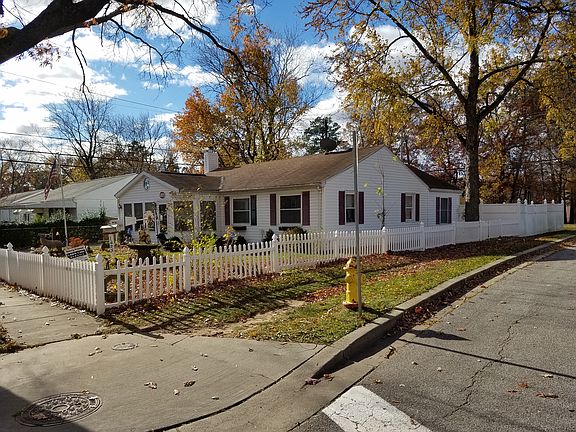 2nd image of 1203 Saunders Way