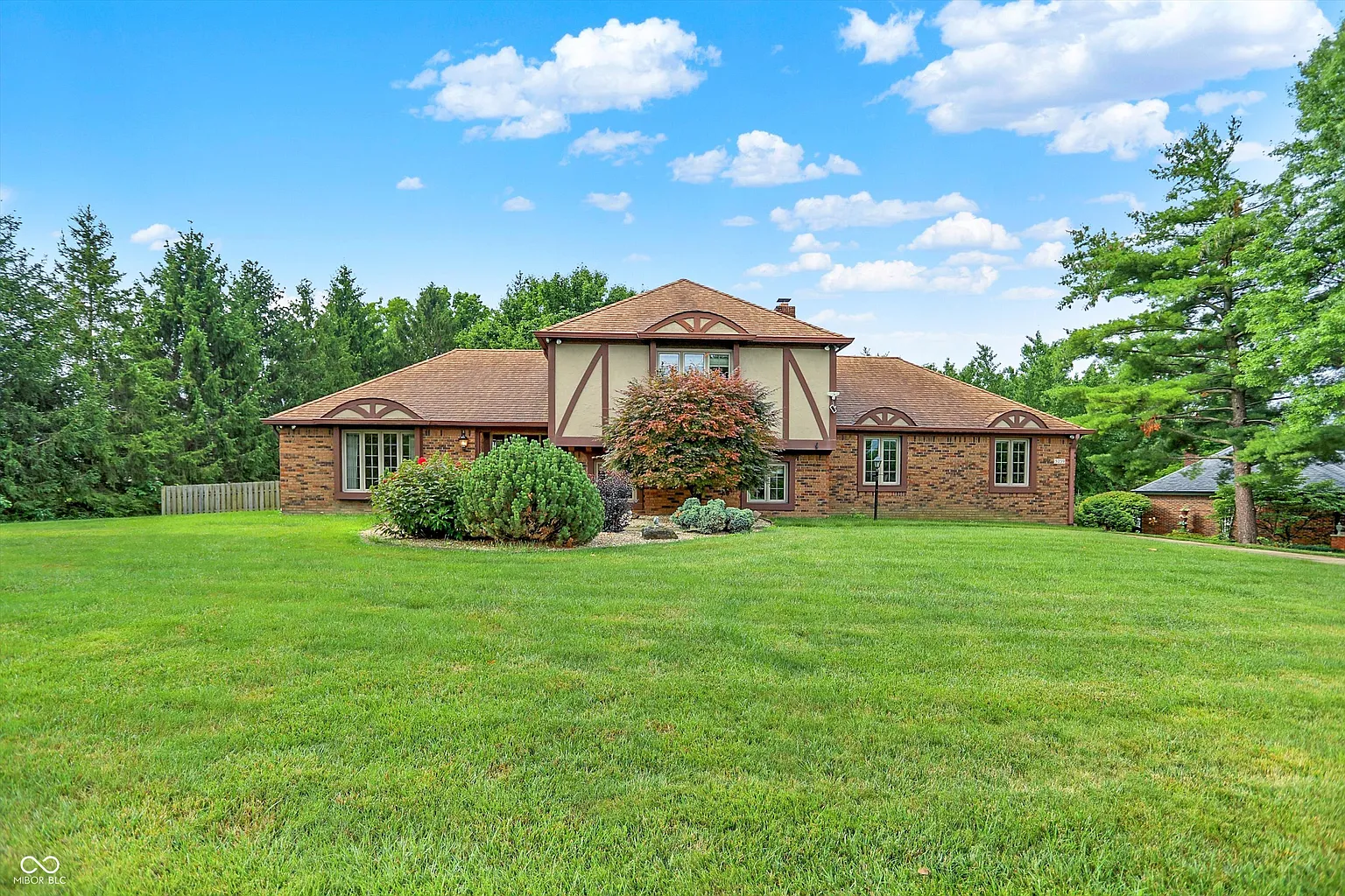 5239 Flintstone Dr photo 1