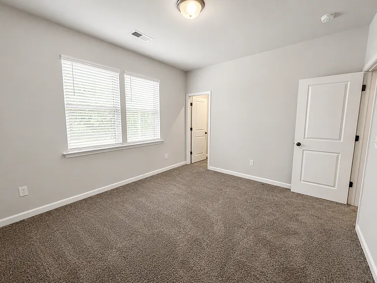 717 Isleworth Ln — Photo 17