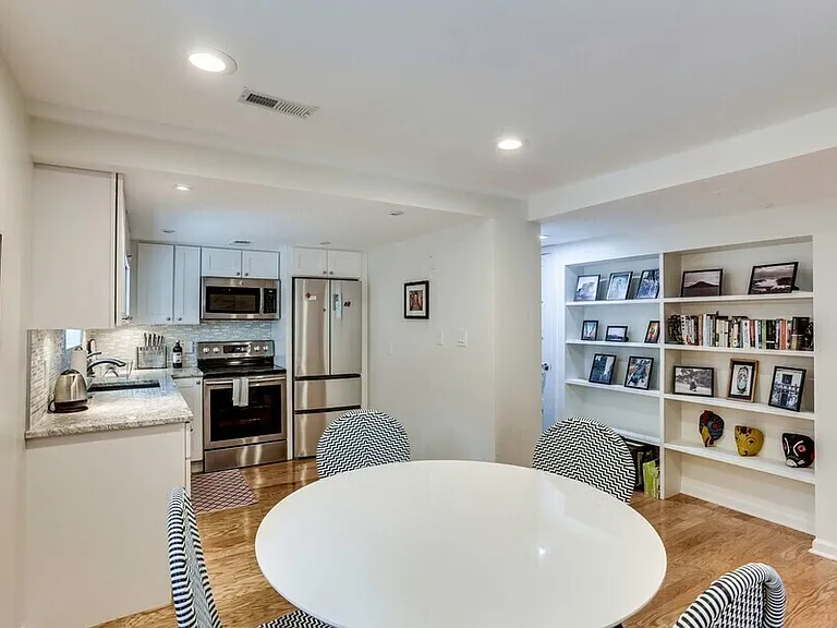 1010 C St SE #B — Photo 4