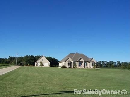 Plenty of Parking
						:
						Circle at the End of the Drive with landscaping in the middle.