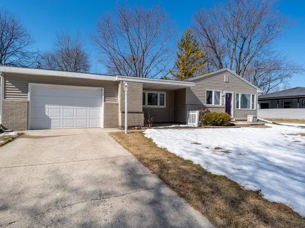 4443 N 107th St, Wauwatosa, WI 53225