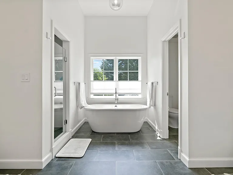 Renovated master ensuite bath