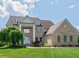 5 Canyon Ct, Algonquin, IL 60102