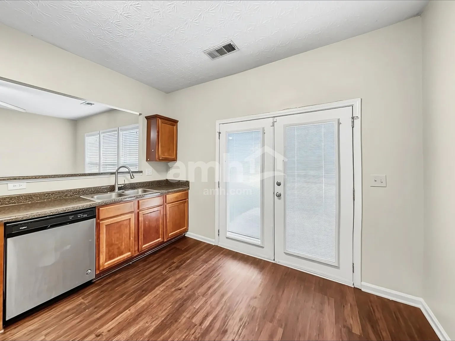 4 bed, 2.5 bath, 1974 sqft, $2,280 — Photo 3