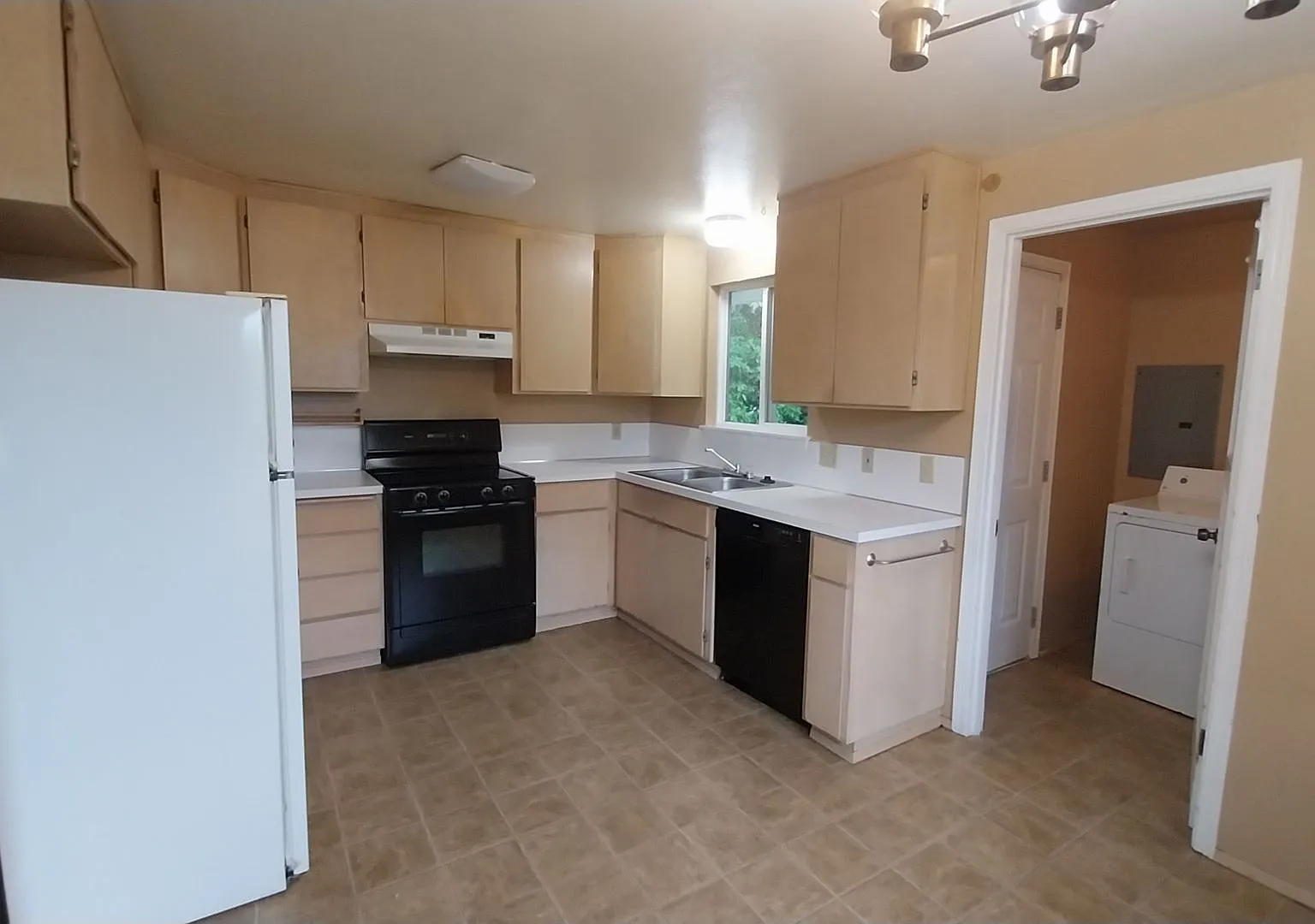 Charming 3BR/2BA Home Minutes to Sea-Tac Airport — Photo 3