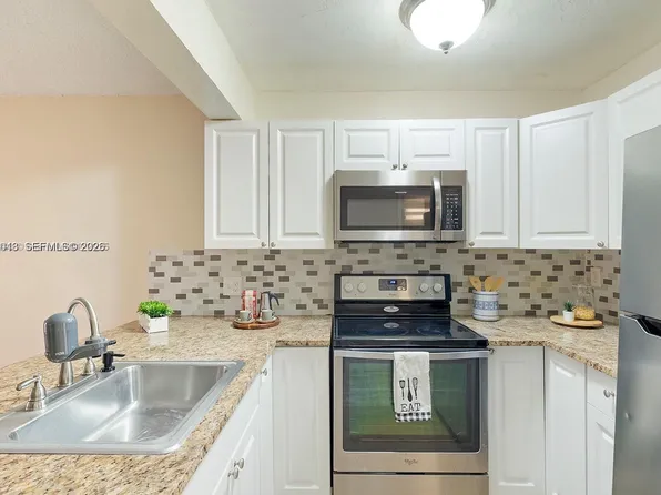 7241 Miami Lakes Dr APT D9, Hialeah, FL 33014