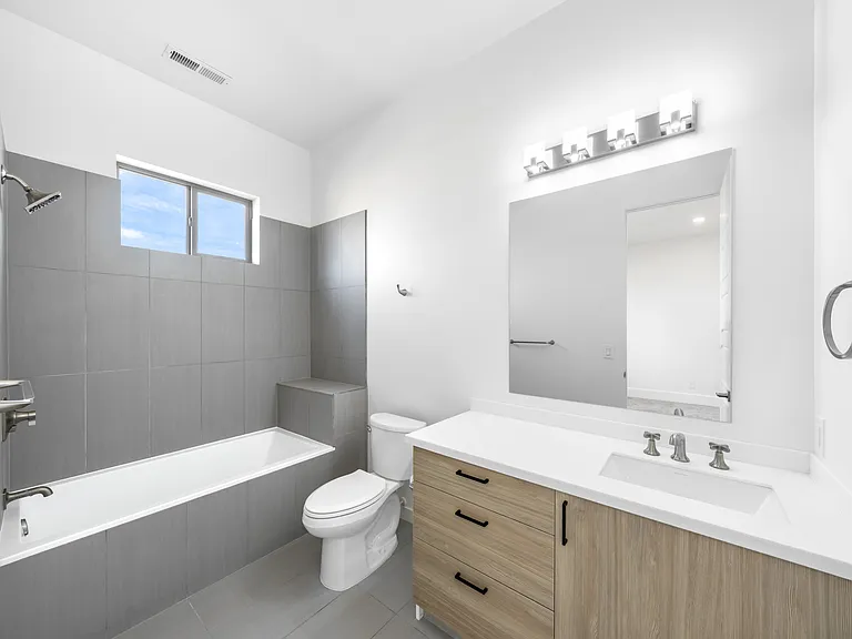 Ensuite Bathroom (2)