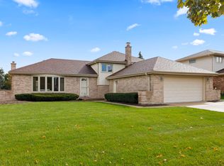 10S477 Thames Dr, Downers Grove, IL 60516