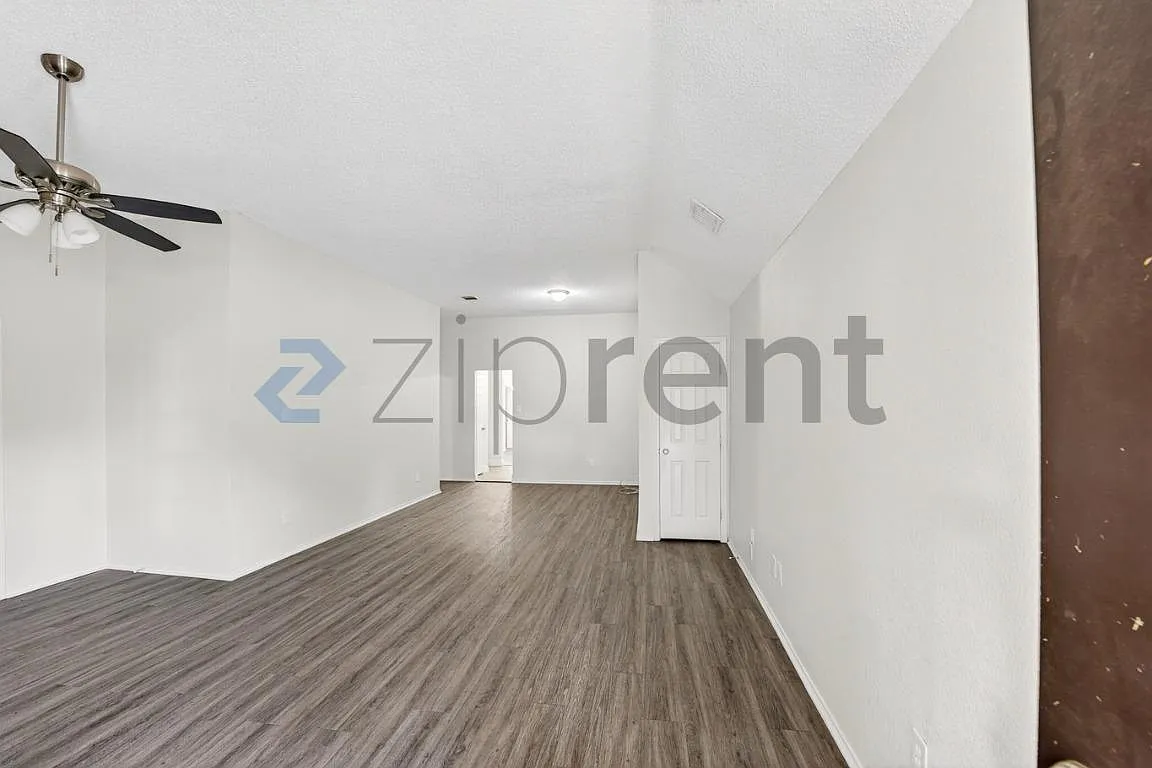 4 bed, 1950 sqft, $2,300 — Photo 3