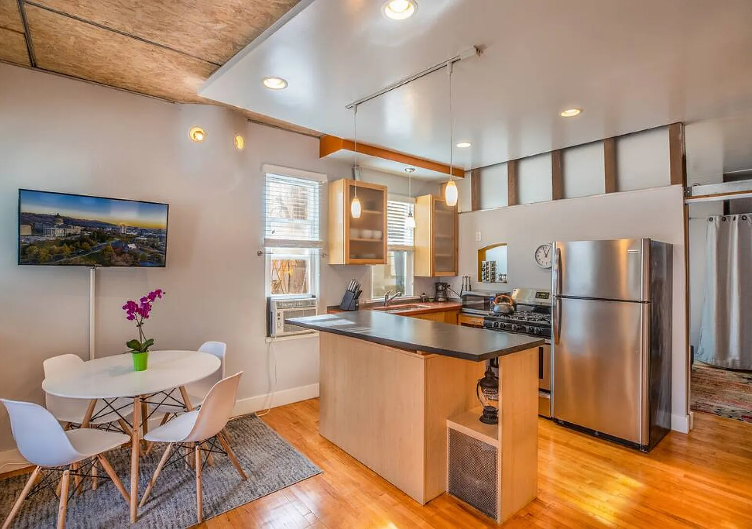 New Distinctive Historical Unit from 5 Star Host — Photo 4
