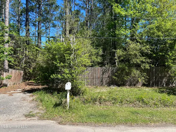 7350 Crazy Horse Dr, Kiln, MS 39556