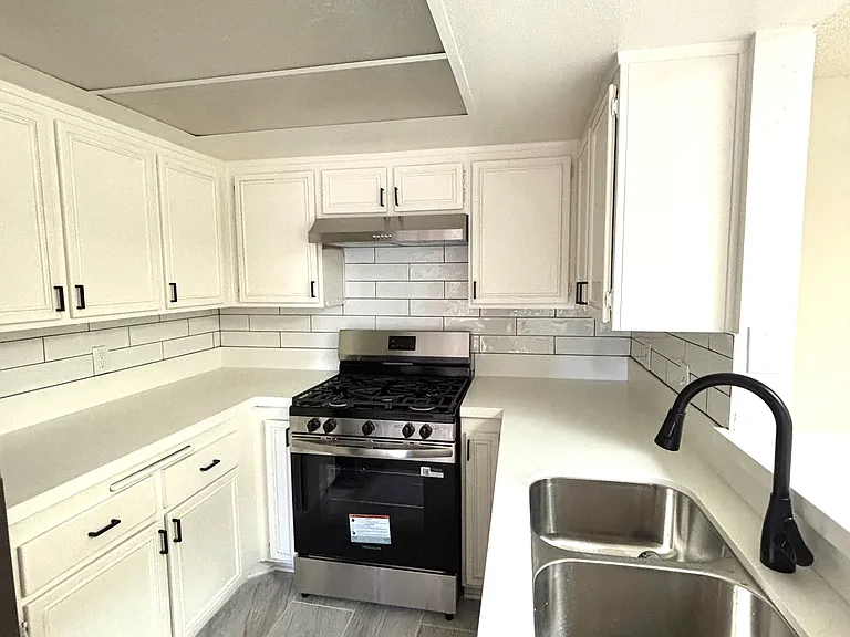 6331 Los Robles Ave #6 — Photo 3