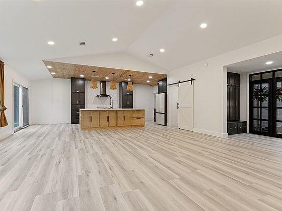 5th image of 7609 Greenleaf Ct