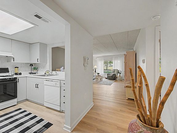 3rd image of 1105 Dolphin Ave #1105