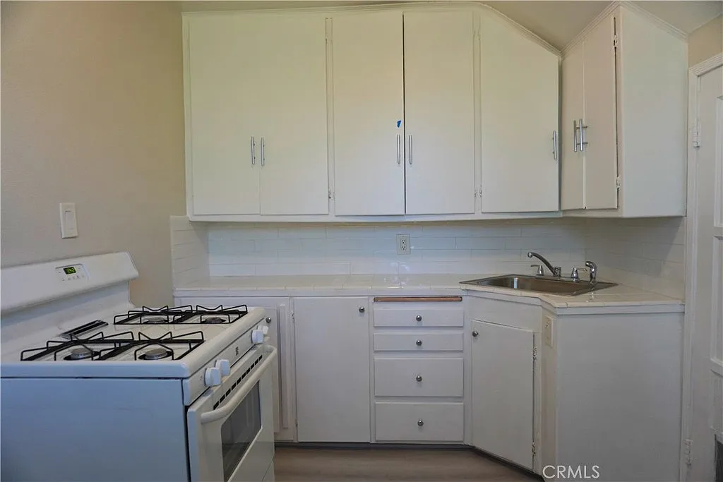 2 bed, 900 sqft, $2,200 — Photo 4