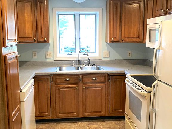 3rd image of 40 Wildwood Dr