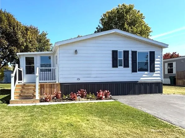 41 Roadside Dr, Hamlin, NY 14464