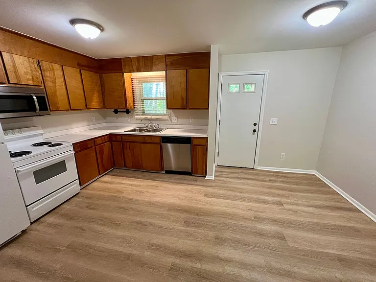 605 Picadilly Sq — Photo 6