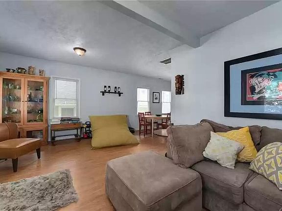 3rd image of 927 Jefferson Ave