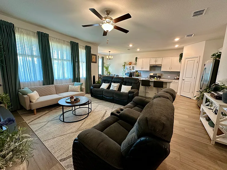 1828 Lake Grove Dr — Photo 4