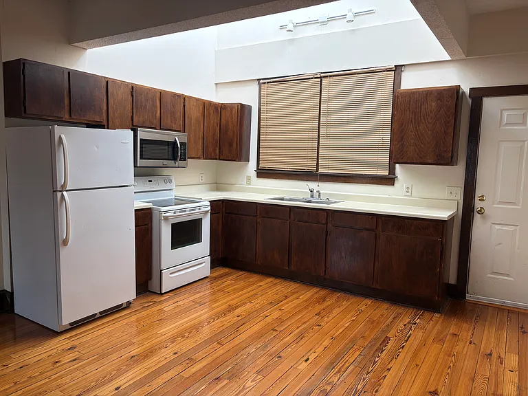 210 E 5th St #6 — Photo 3