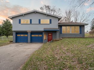 1138 Carter Dr, Flint, MI 48532