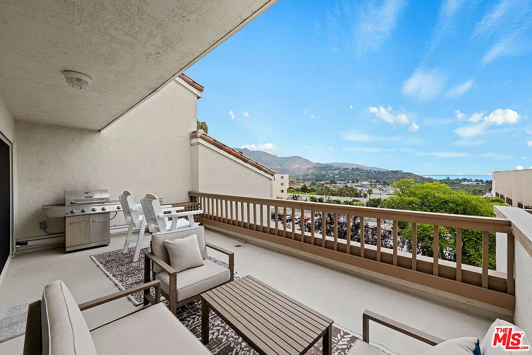 2 bed, 2.0 bath, 1360 sqft, $6,995 — Photo 1
