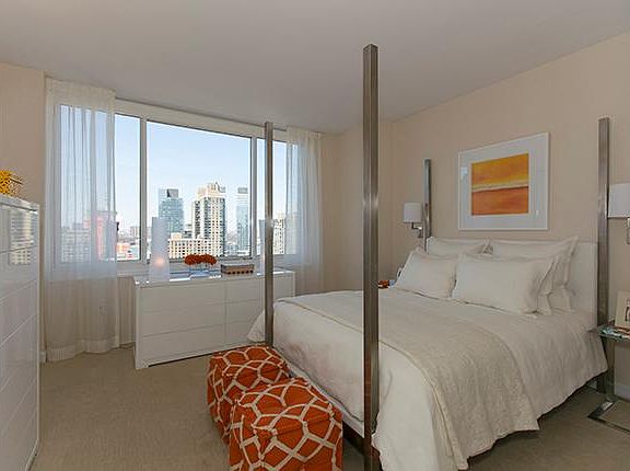 4th image of 160 W 62nd St APT 21H
