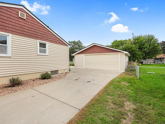 5th image of 6324 Lee Ave N