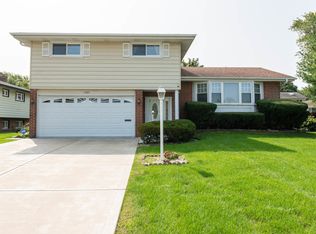 1407 E Barberry Ln, Mount Prospect, IL