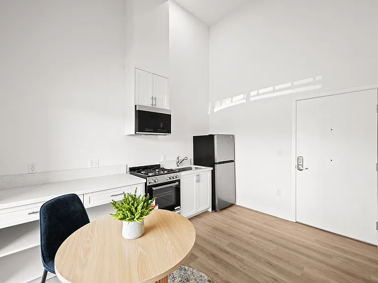 4347 Woodlawn Ave — Photo 13