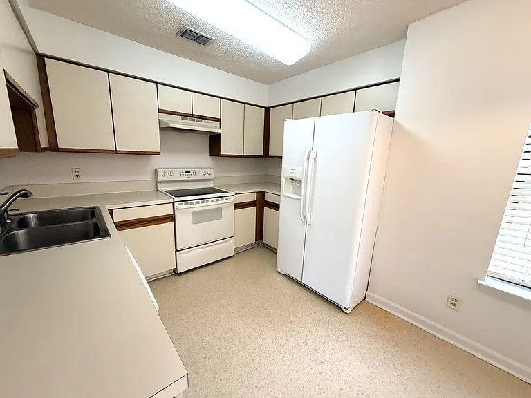 902 Wood Hill Dr — Photo 6