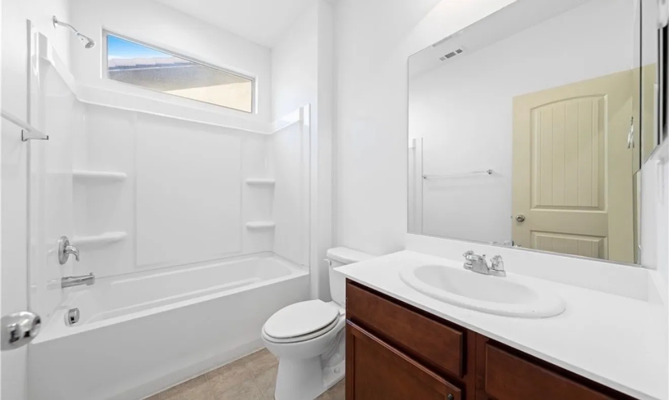 6 bed, 4699 sqft, $860 — Photo 2