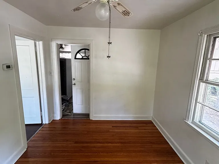 811 W Elm St — Photo 23
