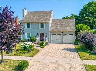 105 Central Ave, Grimsby, ON L3M4Y2