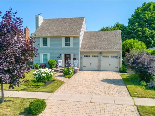 105 Central Ave, Grimsby, ON L3M 4Y2