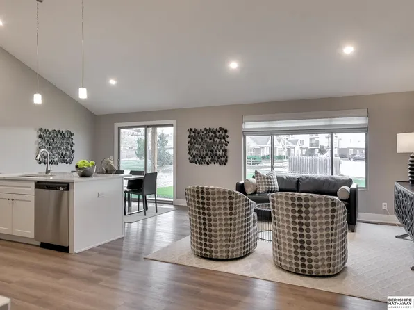 20060 Piney Creek Dr, Elkhorn, NE 68022