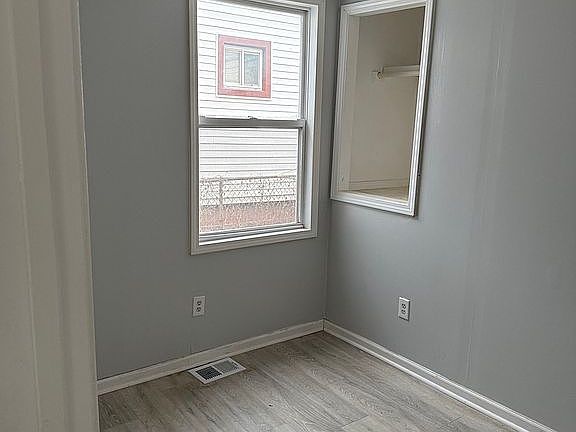 5th image of 18022 Henry St