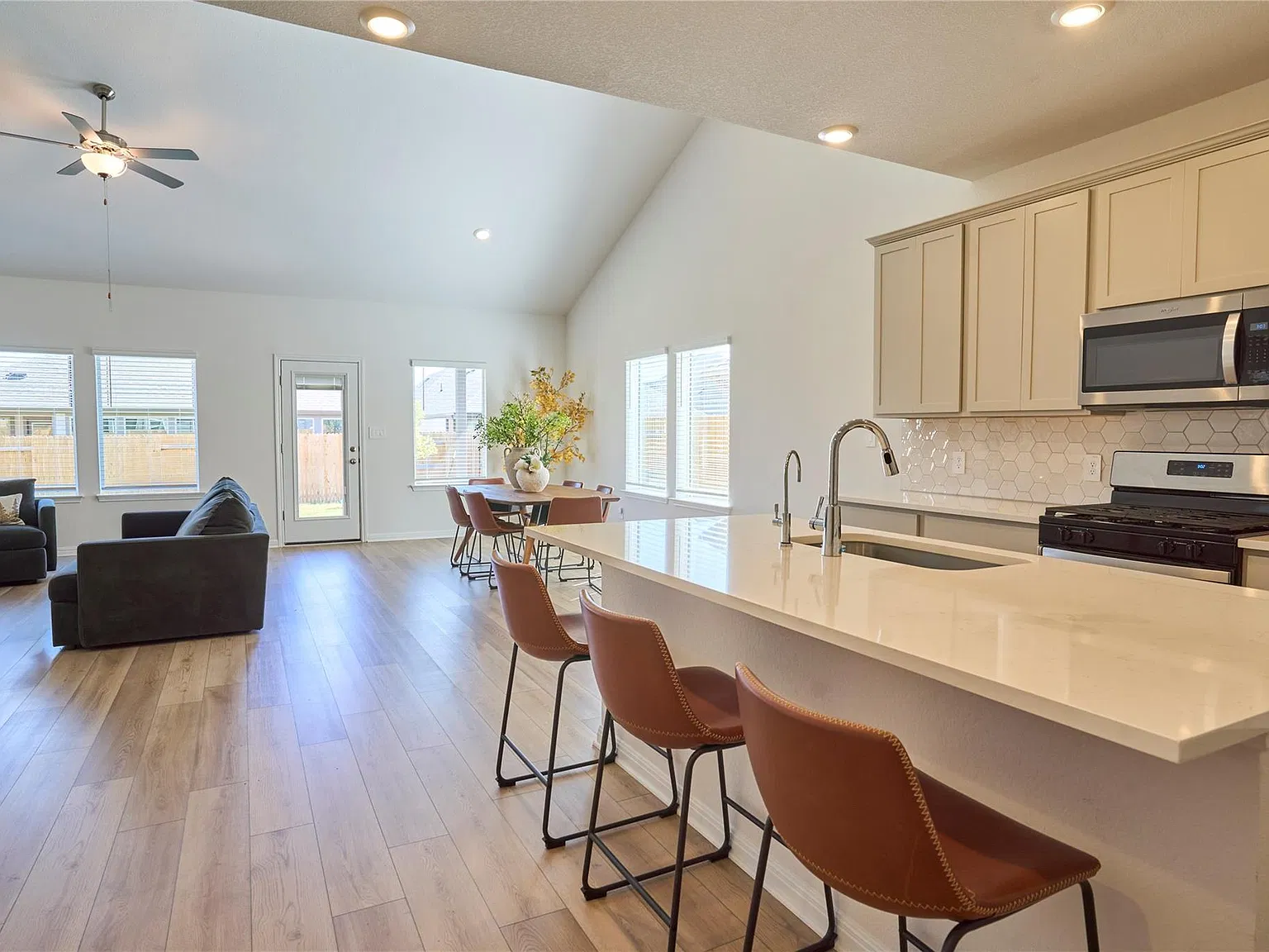 5 bed, 3.0 bath, 3016 sqft, $2,795 — Photo 4